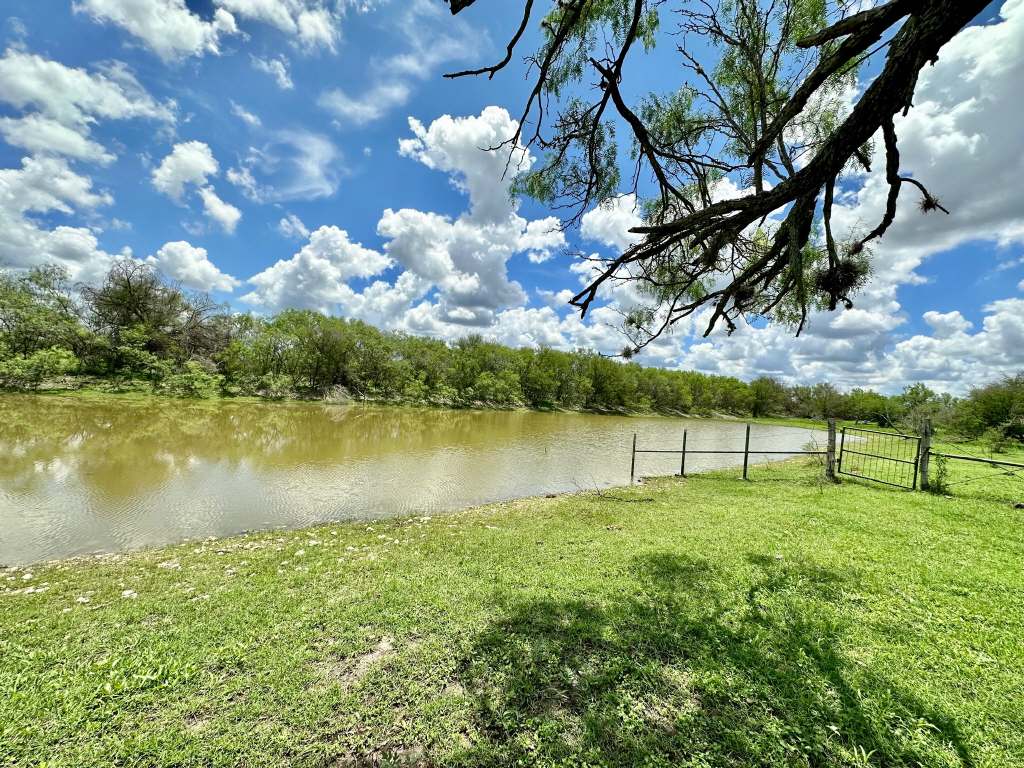 358 Acres, PR 6100, D'Hanis