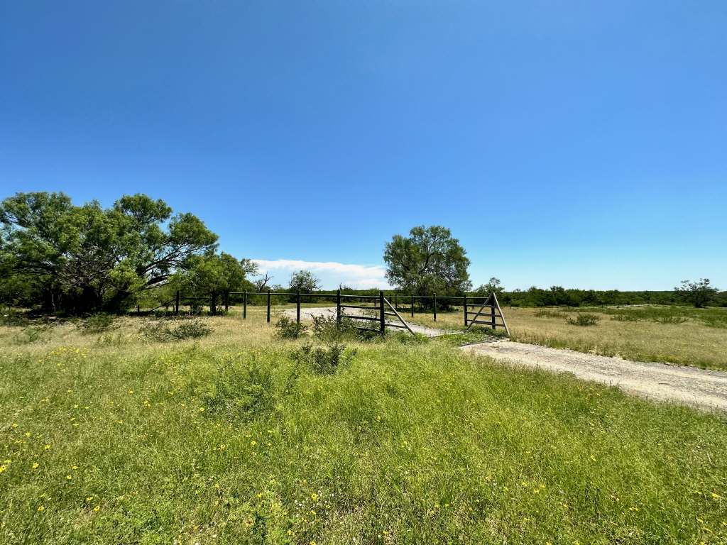 358 Acres, PR 6100, D'Hanis