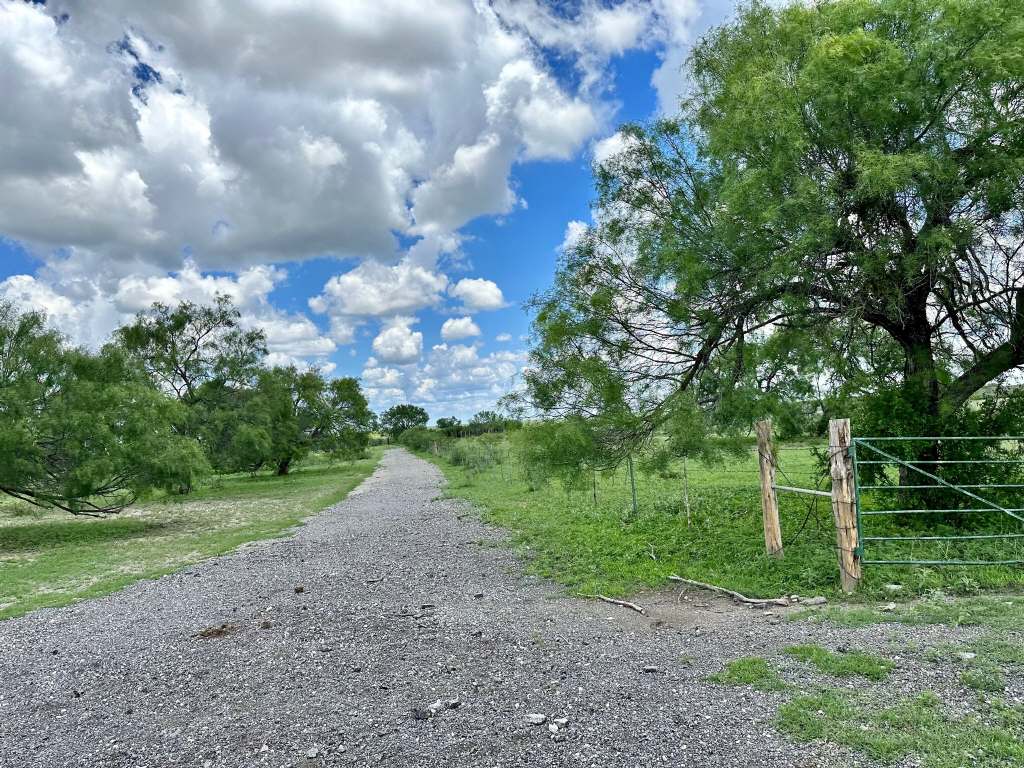 358 Acres, PR 6100, D'Hanis