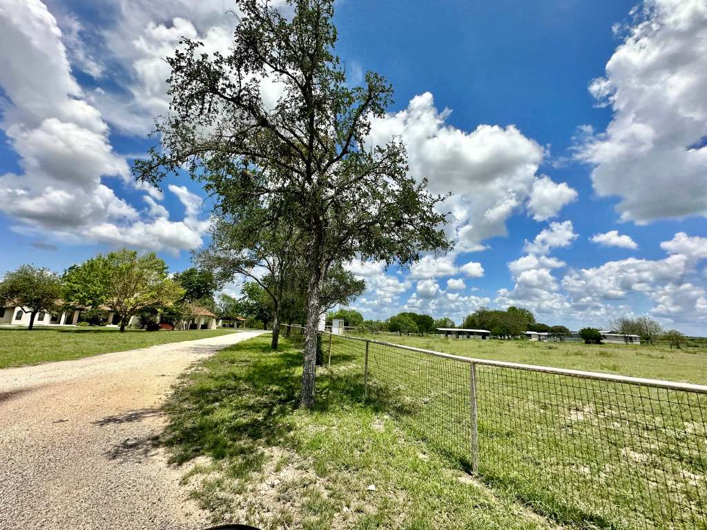 358 Acres, PR 6100, D'Hanis